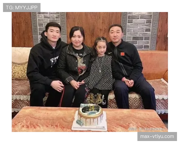 孙铭徽赛场像战士，刷到他生活照我差点以为走进了土豪打卡点